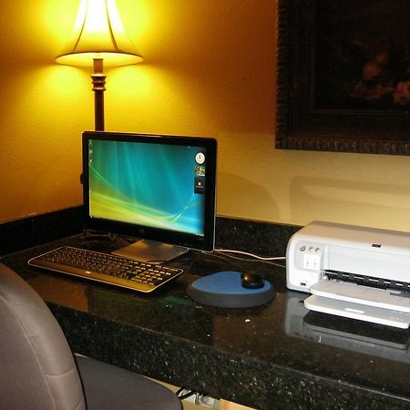Chisholm Suite Hotel Duncan Стая снимка