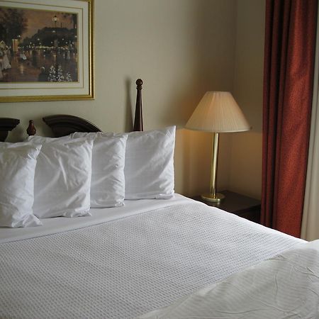 Chisholm Suite Hotel Duncan Стая снимка